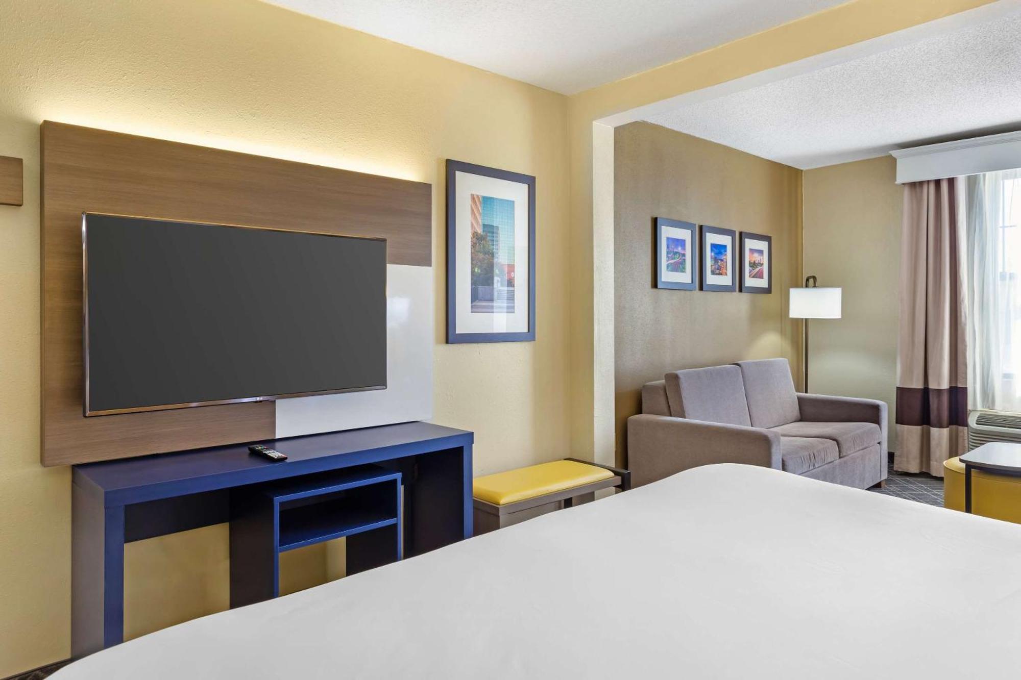 Comfort Suites Hanes Mall Winston-Salem Exterior photo